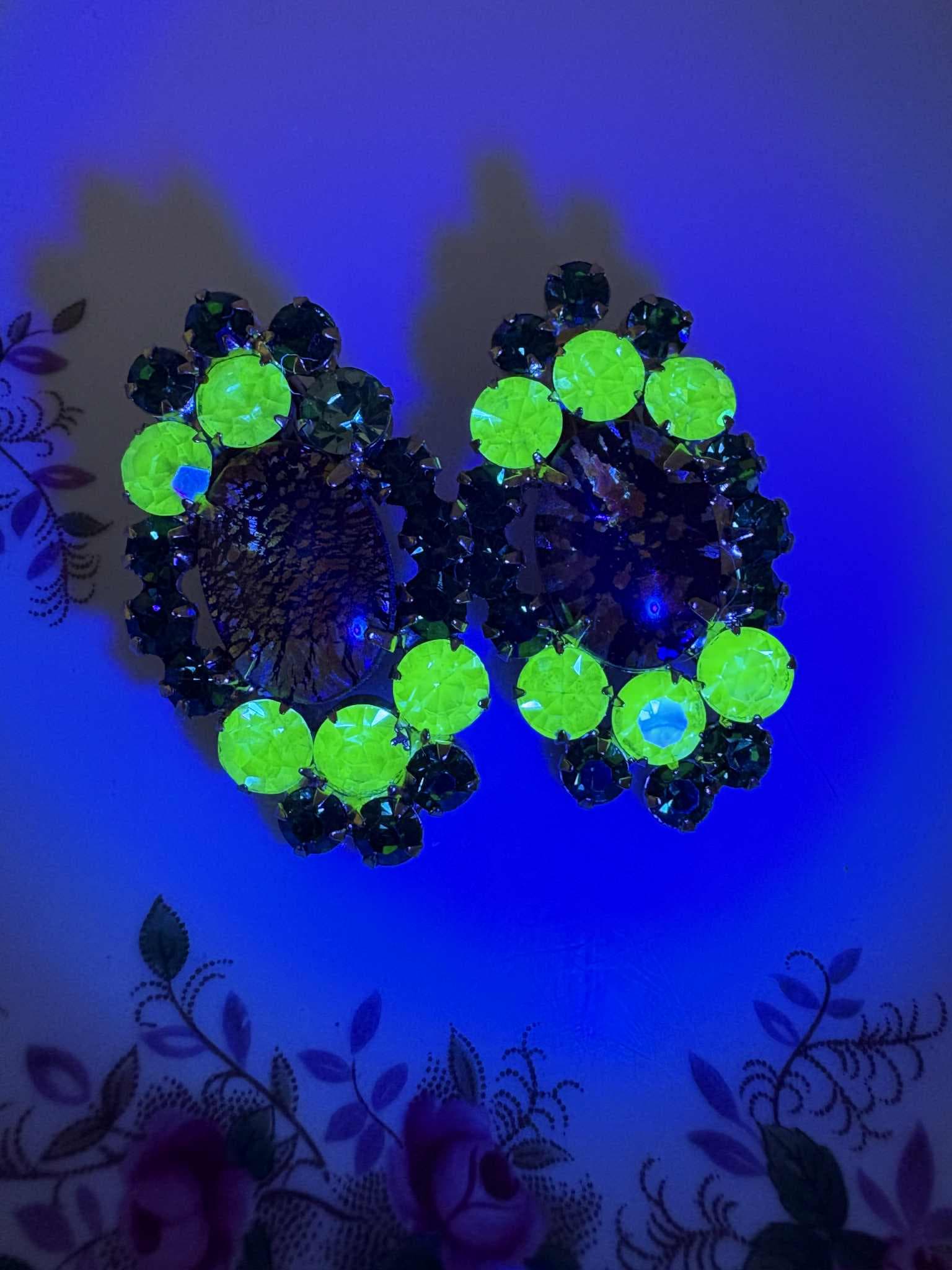 Juliana Earrings, Vintage Rhinestone Earrings, Juliana Cat Eye, Clip On Earrings, UV Reactive Stones, Art Glass Earrings, 1960s Earrings
