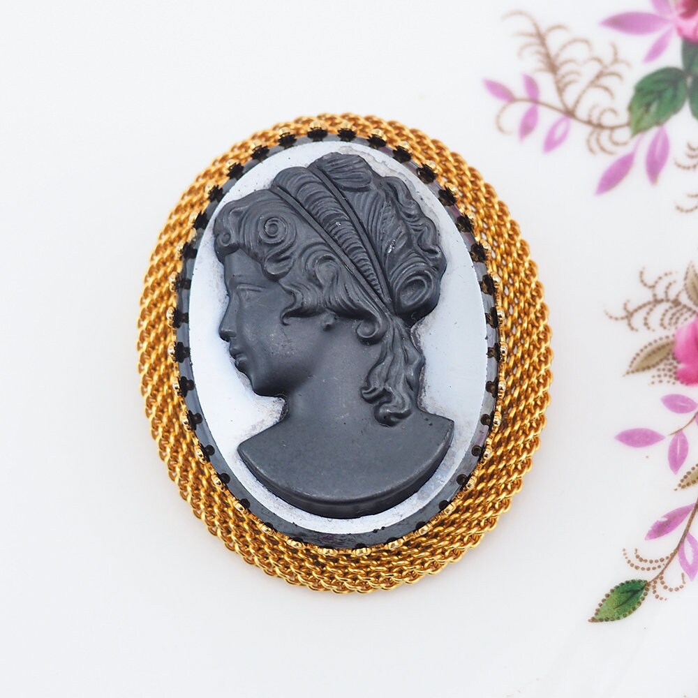 Vintage Brooch, Cameo Brooch, Glass Cameo, Oval Brooch, Vintage Cameo, Gold Tone Brooch, Vintage Pin, Black Brooch, Black Cameo