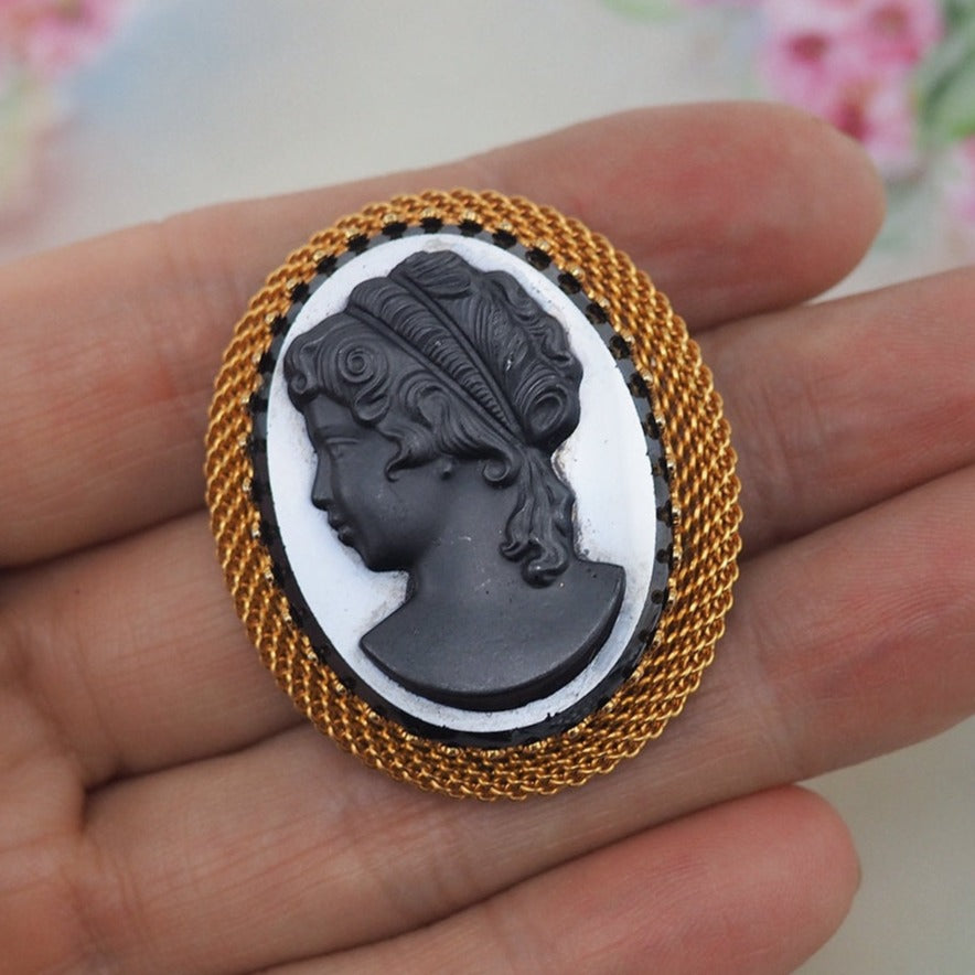 Vintage Brooch, Cameo Brooch, Glass Cameo, Oval Brooch, Vintage Cameo, Gold Tone Brooch, Vintage Pin, Black Brooch, Black Cameo