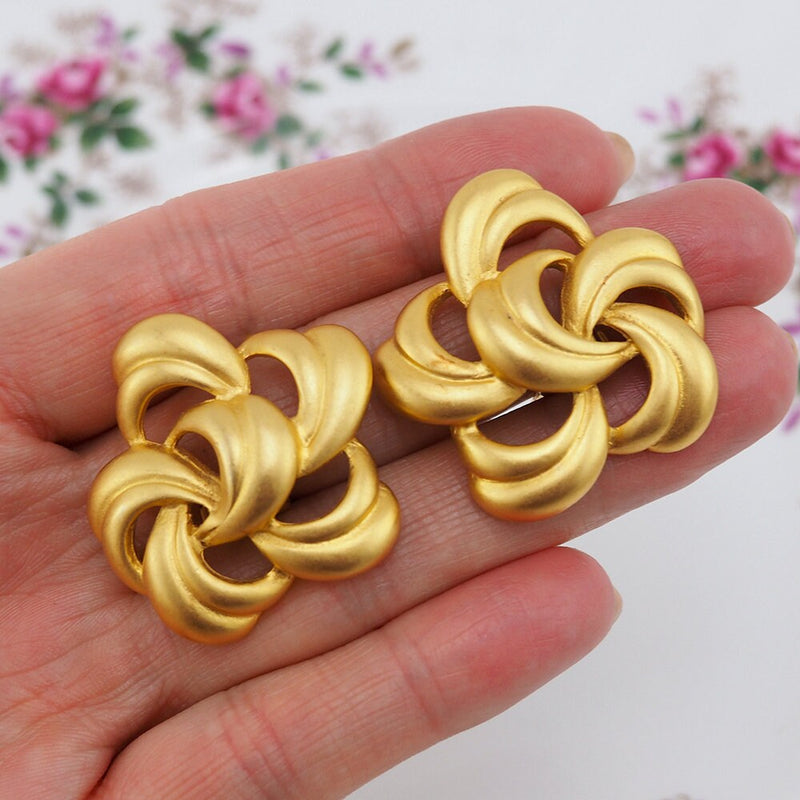 Alfred Sung Earrings, Matte Gold Earrings, Swirl Earrings, Vintage Earrings, Designer Earrings, Gold Tone Earrings, Alfred Sung, Clip On