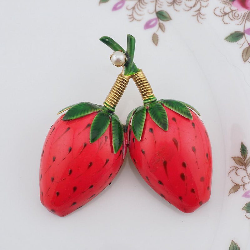 Vintage Style Strawberry Enamel Brooch Pin - Exquisite Gold Tone Fashion Jewelry