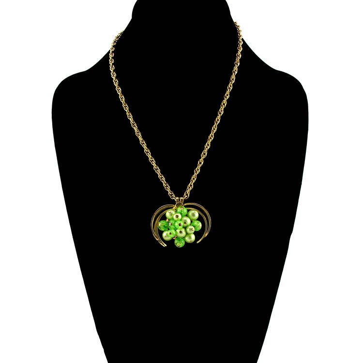 Collier de perles vertes vintage du milieu du siècle