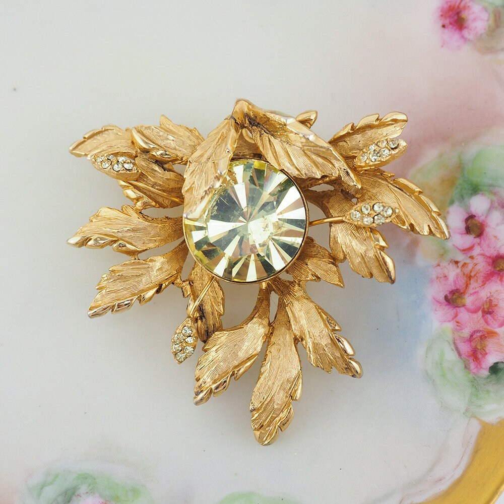Women's Brooches Retro Flower Stylish Classic Brooch Jewelry White Silver  For Party Festival 2024 - $9.49